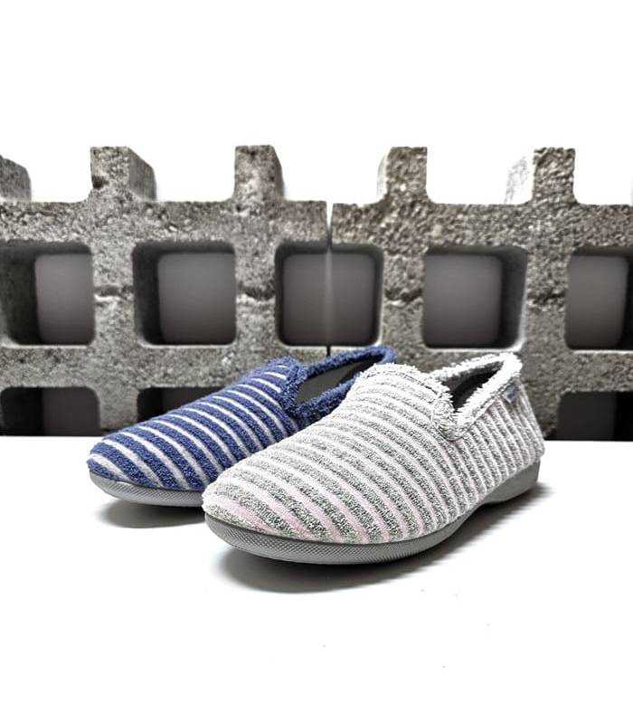Comparativa de los dos colores, azulon y rosa delas zapatillas de verano de mujer fabricadas por Garrido Muro
