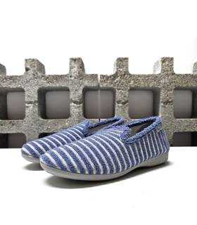 Zapatilla casa mujer de rayas gris y azul, vista de semi perfil