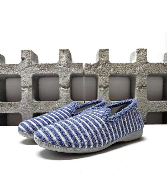 Zapatillas casa mujer de rayas gris y azul, vista de semi perfil