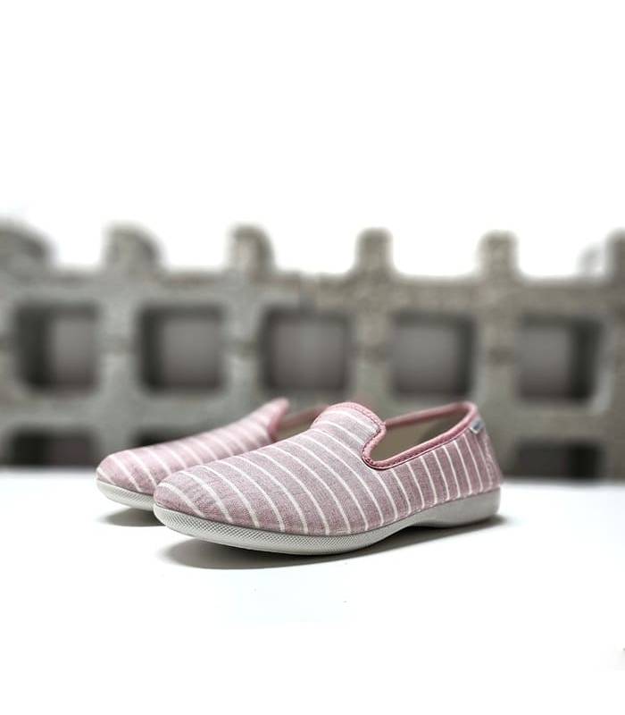 Zapatillas mujer verano rosa con rayas finas, cómoda y ligera.
