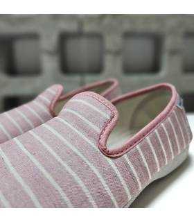 Detalle rayas marineras rosa zapatilla mujer casa ligera verano.