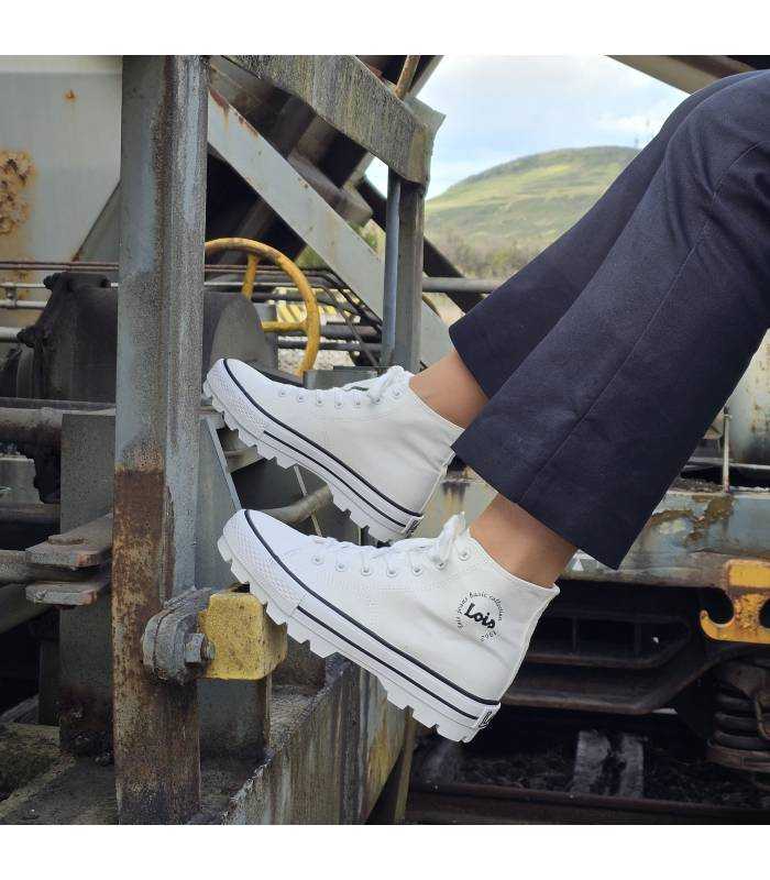 Botas de lona blanca con plataforma puestas en modelo con pantalón negro