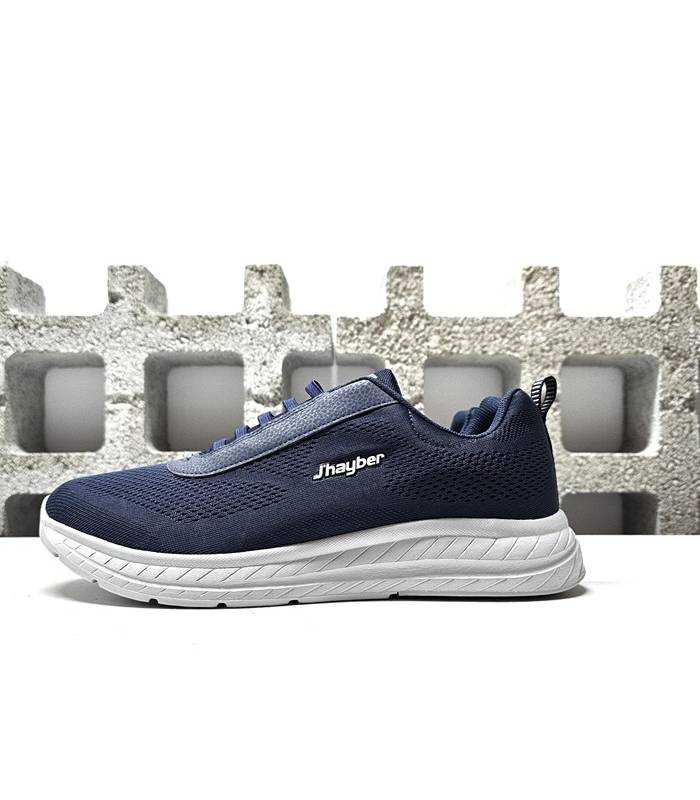 Perfecto para combinar con looks deportivos o casuales.