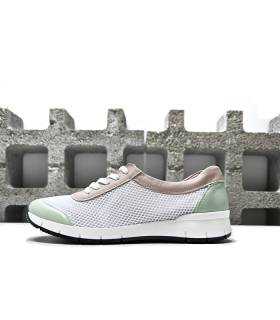 Vista lateral del zapato de mujer con detalles en piel