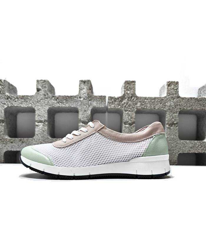 Vista lateral del zapato de mujer con detalles en piel
