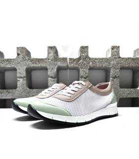 Zapato de cordones en tonos rosa, verde y blanco, diseño ligero y fresco.