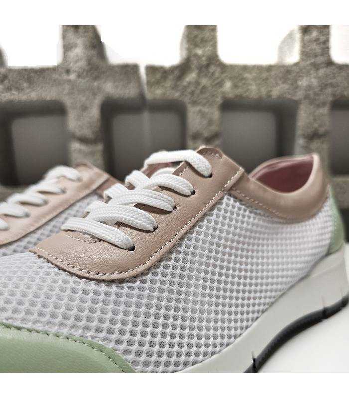 Detalle del cierre con cordones del zapato ligero de mujer para el verano