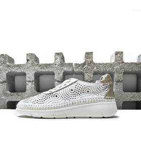 Zapatos con suela flexible y plantilla extraíble para mayor comodidad.