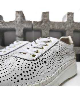 Detalle lateral con pespuntes decorativos y cuña de 4 cm.