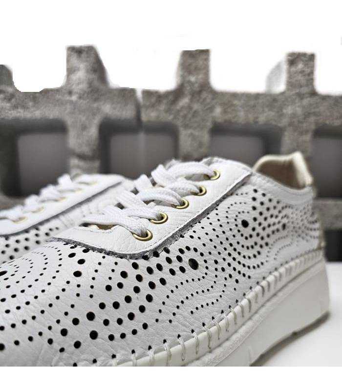 Detalle lateral con pespuntes decorativos y cuña de 4 cm.