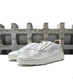 Zapato piel troquelada blanca, elegante y transpirable, vista de medio perfil