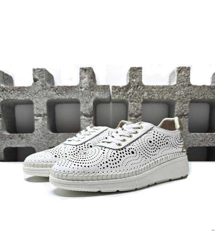 Zapato piel troquelada blanca, elegante y transpirable, vista de medio perfil