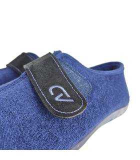 Zapatilla de casa para hombre con tejido de rizo transpirable y ajuste con velcro.