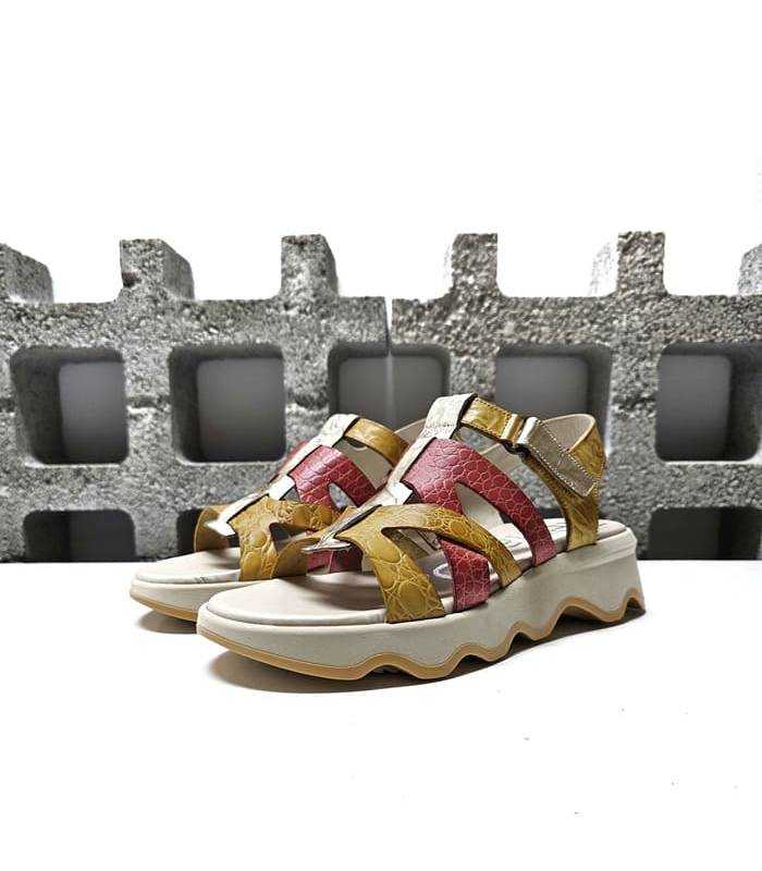 Sandalias plataforma mujer en piel rosa, mostaza y oro vista de perfil derecho sobre fondo claro