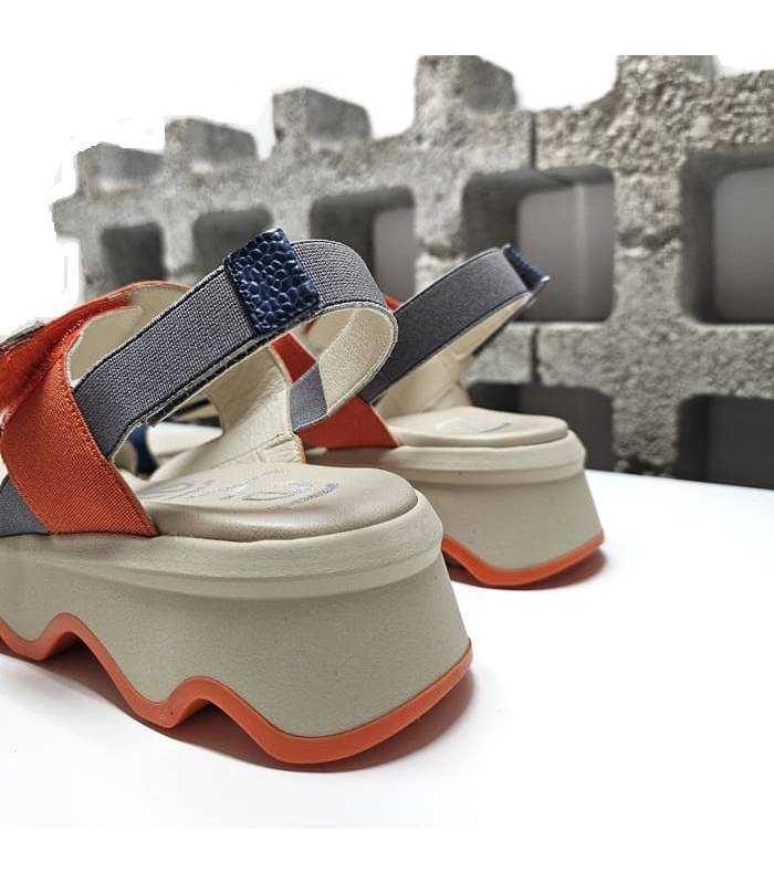 Vista trasera sandalia plataforma mujer color naranja