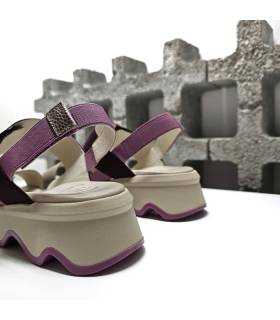 Vista trasera sandalia plataforma mujer color morado