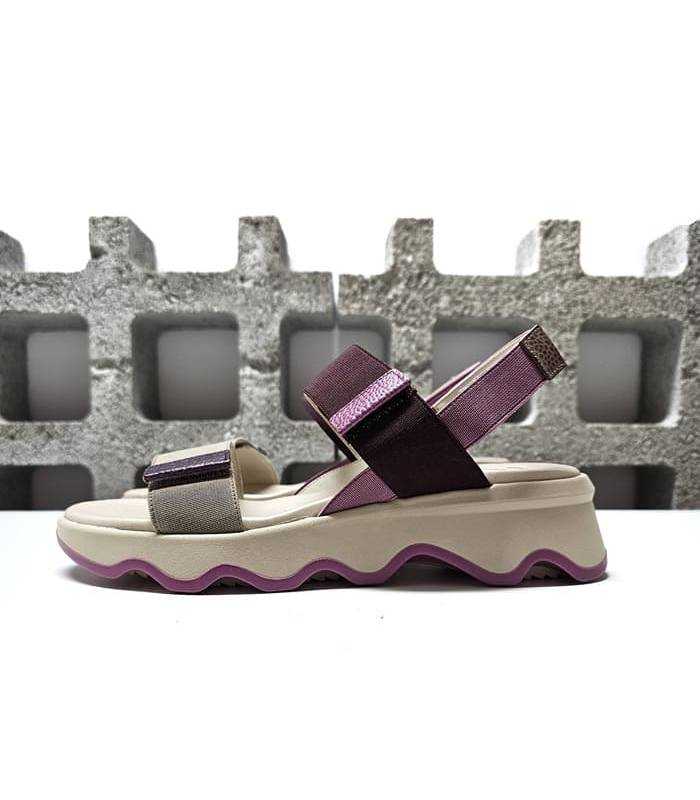 Sandalia mujer velcro plataforma color morado vista de perfil