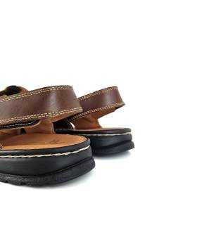 Vista trasera sandalia clásica hombre piel marrón con velcro.