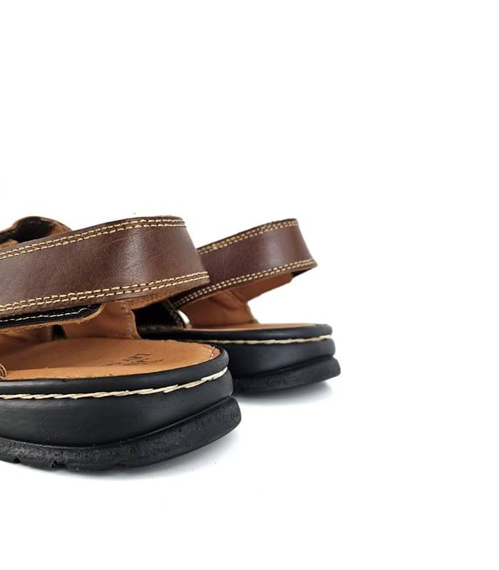 Vista trasera sandalia clásica hombre piel marrón con velcro.