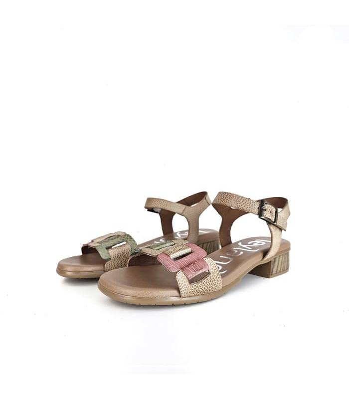 Sandalias de tacón medio para mujer Suave con diseño tricolor de anillas cruzadas vista en semiperfil
