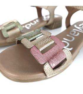 Detalle de las anillas de piel rosa palo, verde y oro de la sandalia mujer Suave