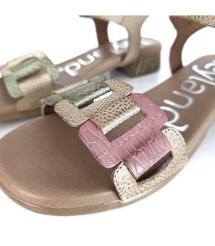 Detalle de las anillas de piel rosa palo, verde y oro de la sandalia mujer Suave