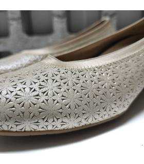 Ajuste perfecto gracias a su elástico en el contorno del zapato beige nacarado