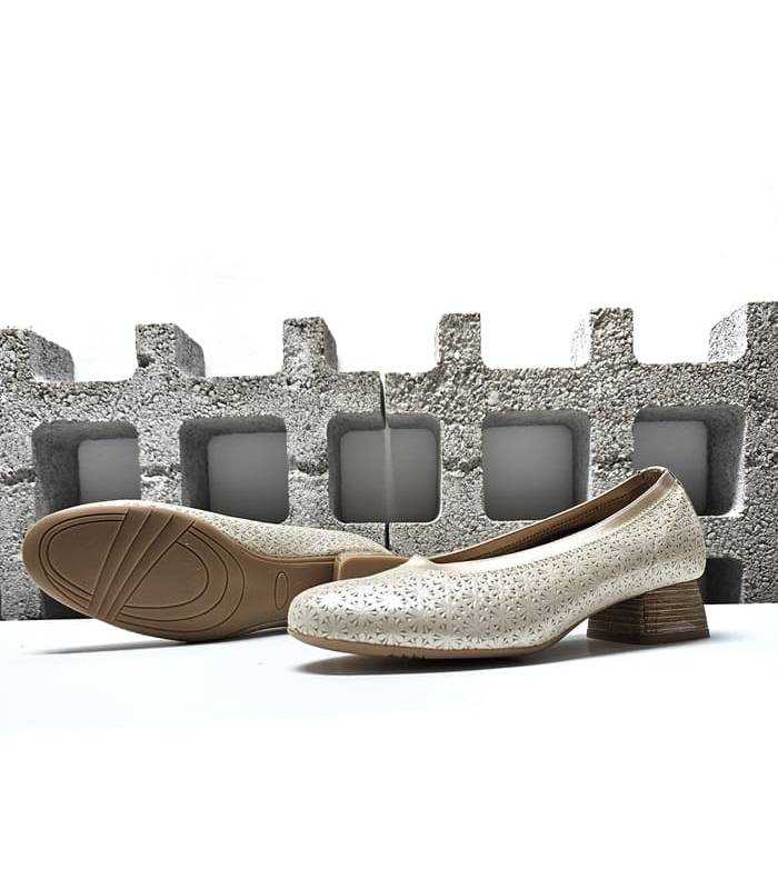 Vista de la suela: Ligera y flexible para mayor estabilidad del zapato salón beige de DChicas