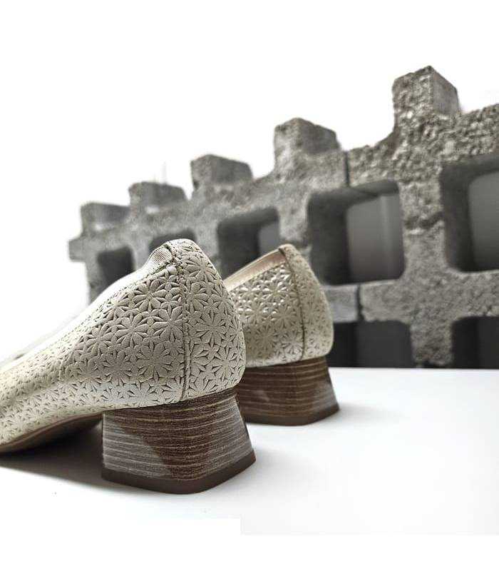 Detalle del tacón: Altura de 3.5 cm para una comodidad óptima del zapato beige de DChicas