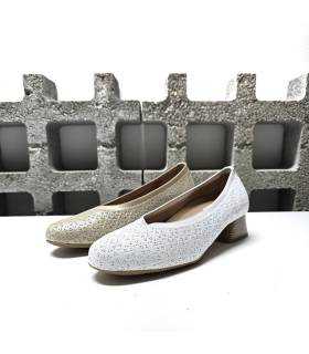 Comparativa de los tonos de piel beige o balncas ambas nacaradas del zapato salón ancho de D Chicas