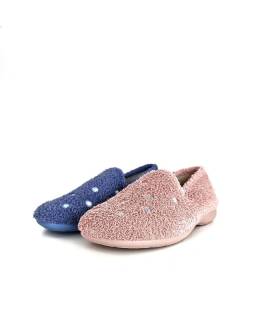 Comparativa de los dos colores disponible en azul claro y en rosa claro de zapatilla cerrada plana de mujer