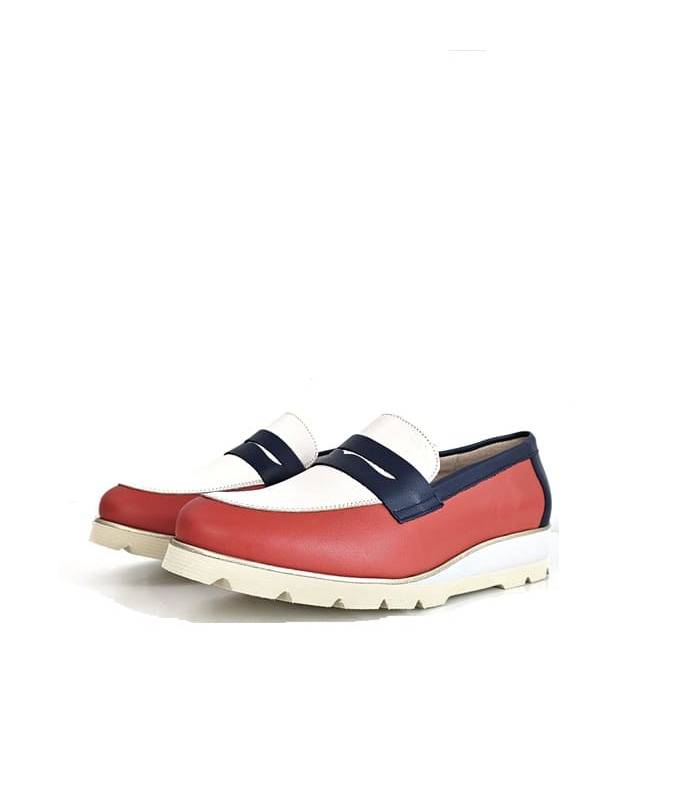 Vista lateral: Diseño elegante en piel combinada con tonos rojos, azul marino y blanco.