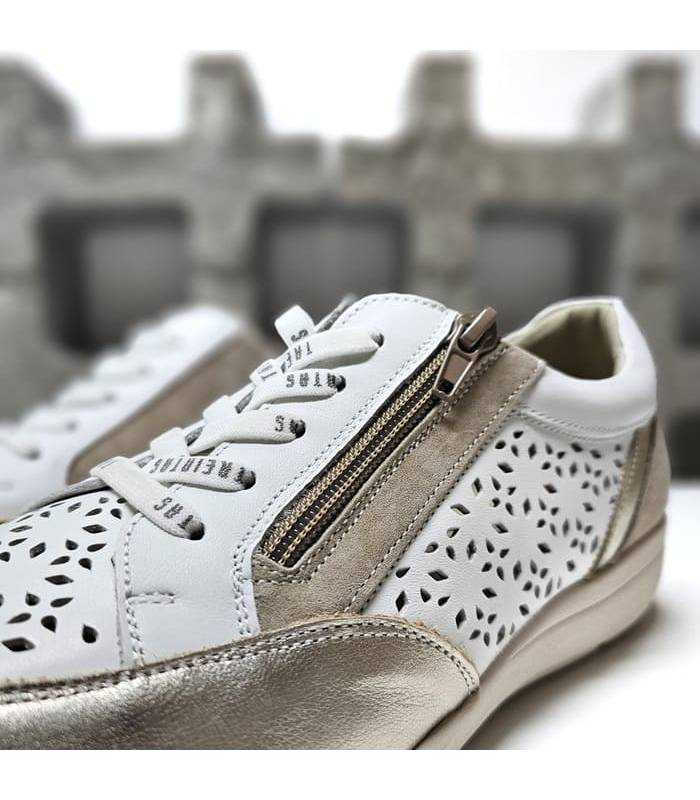 Cierre con cremallera y cordones elásticos que se adaptan a tu pie.