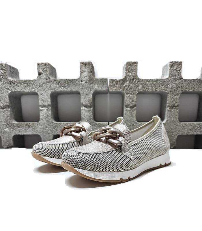 Mocasínes Doctor Cutillas color champan con ancho especial y hebilla decorativa, vista de medio perfil