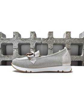 Zapatos mocasín mujer hebilla color champan, vista de perfil