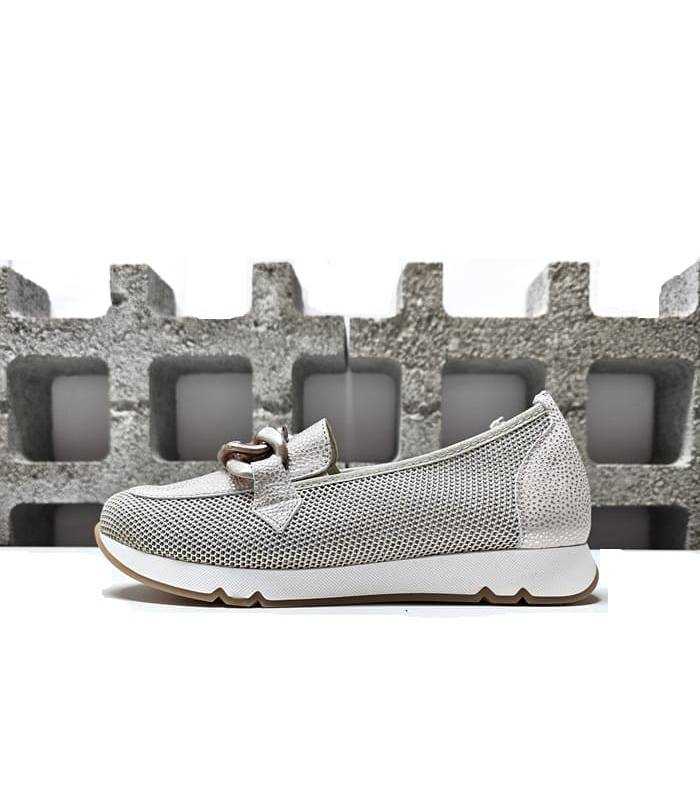 Zapatos mocasín mujer hebilla color champan, vista de perfil