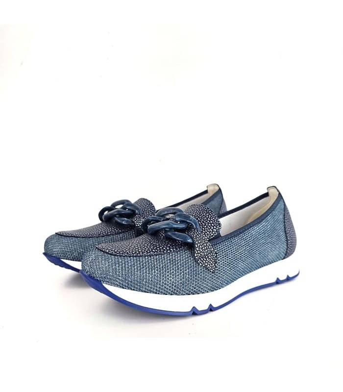 Mocasínes Doctor Cutillas color champan con ancho especial y hebilla decorativa, vista de medio perfil