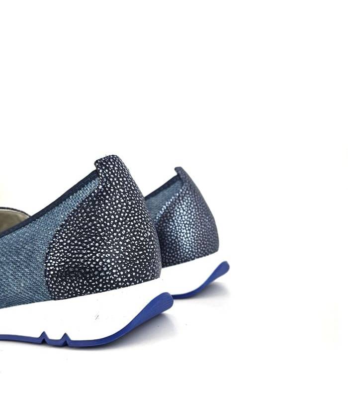 Vista del talón del zapato ligero tipo mocasín color azul