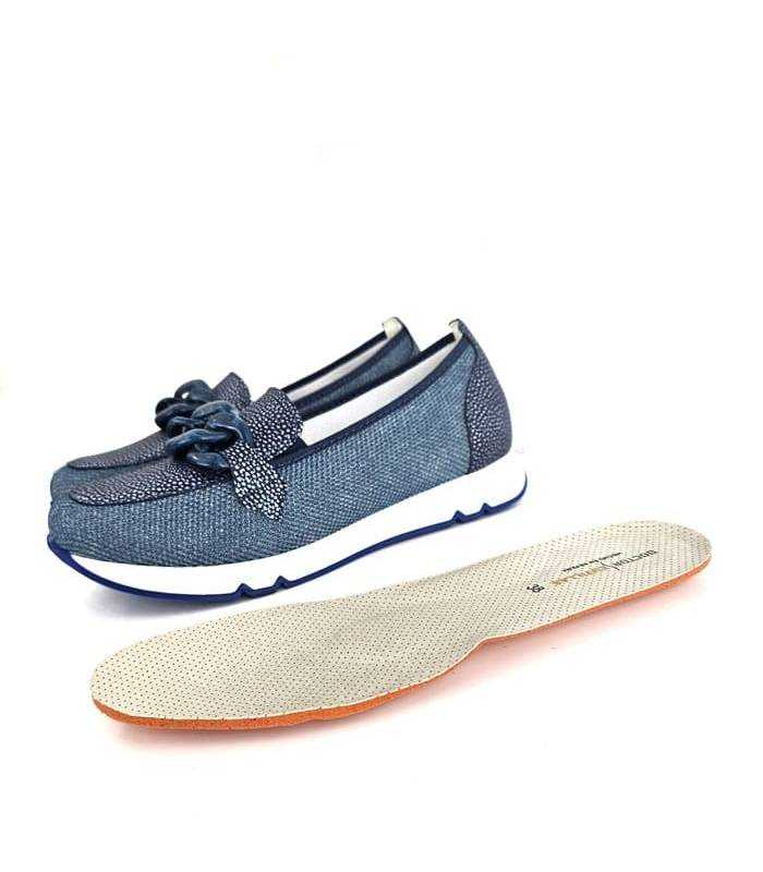 Detalle de la plantilla extraíble para mayor confort, del mocasin azul de mujer