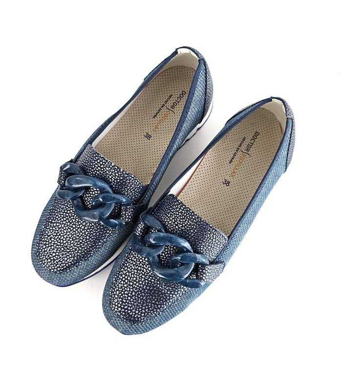 Vista superior del zapato mocasín de horma ancha color azul