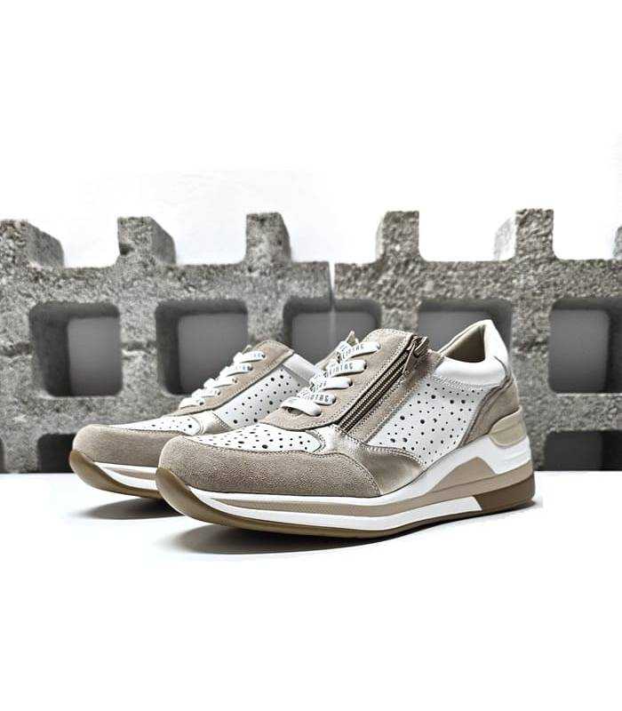 Zapatos deportivoa cuña blanco oro, elegante y cómodo, vista de medio perfil