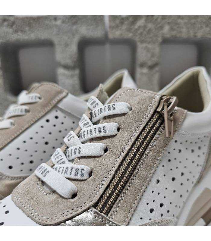 Detalle del cierre con cremallera y cordones elásticos para mejor ajuste.