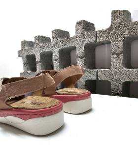Detalle del cierre de velcro y talón en sandalia Comfort Class mujer verano