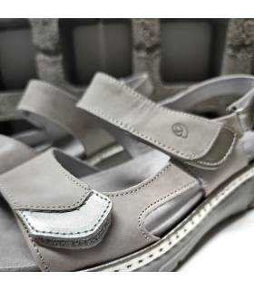Detalle de los tres velcros ajustables de la sandalia Melanie Suave by Leyland color piedra