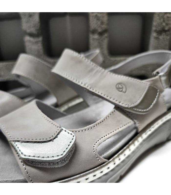 Detalle de los tres velcros ajustables de la sandalia Melanie Suave by Leyland color piedra