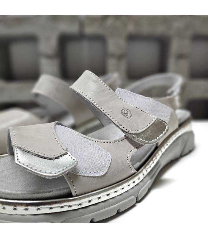 detalle cierre velcro abierto de sandalia Suave by Leyland color piedra