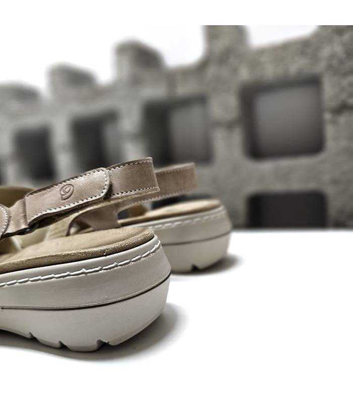 sandalia velcro piel beige dorada mujer vista trasera