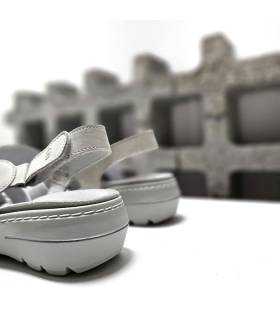 vista trasera sandalia velcro blanca plata mujer Suave