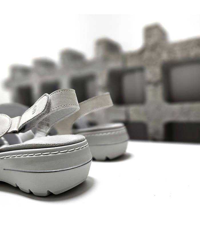 vista trasera sandalia velcro blanca plata mujer Suave