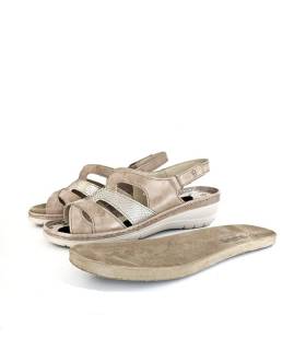 Primer plano de la plantilla extraída de la sandalia color beige con cuña de Suave